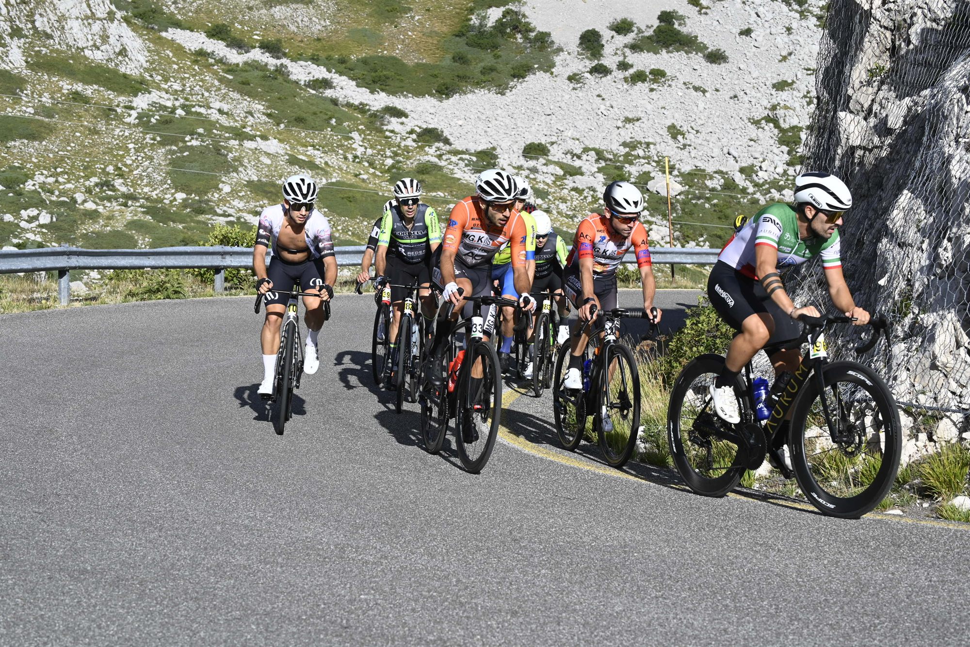 Il gruppo su una strada di montagna fra le rocce