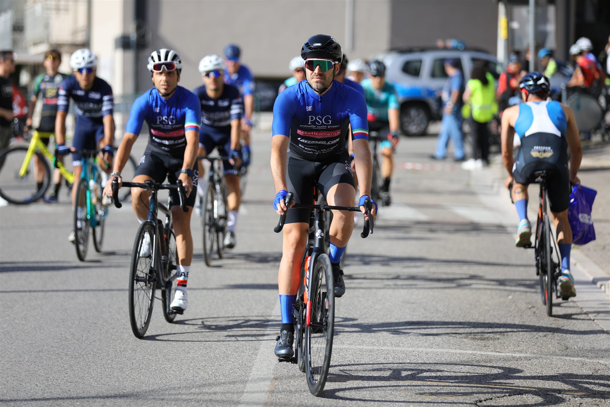 Un gruppo di ciclisti in partenza a Rionero in Vulture