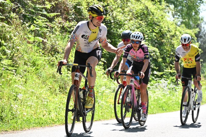 Tre ciclisti in salita