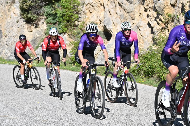 Un gruppetto in salita lungo una parete di roccia